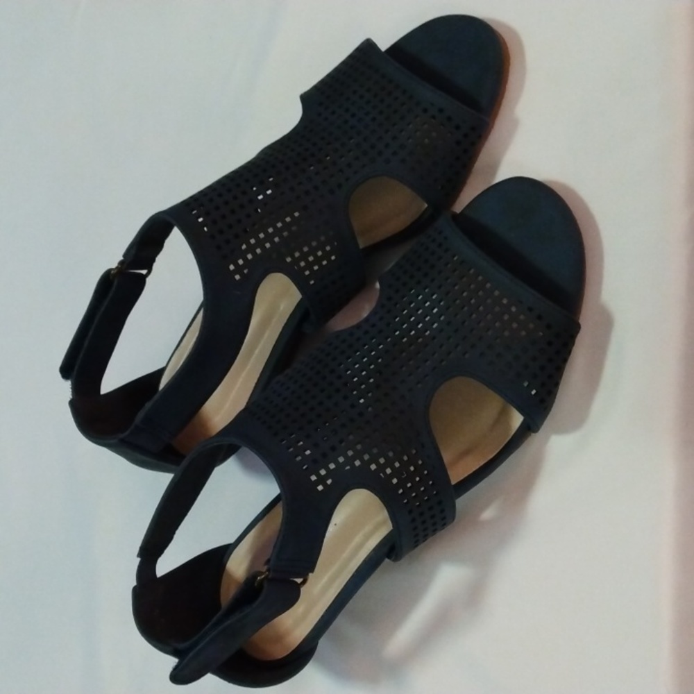 🌞🌞🌞Salon Studio Navy blue size 6W NWOT.  Open toe, ankle strap sandal